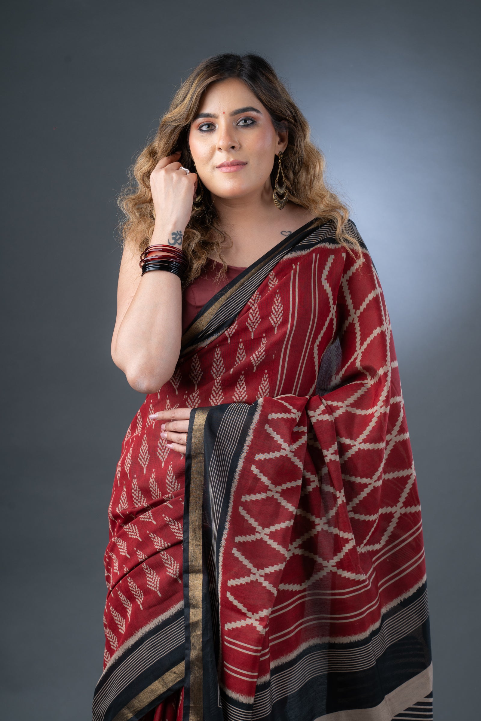 Cultural Essence Maroon and Black Maheshwari Silk Saree