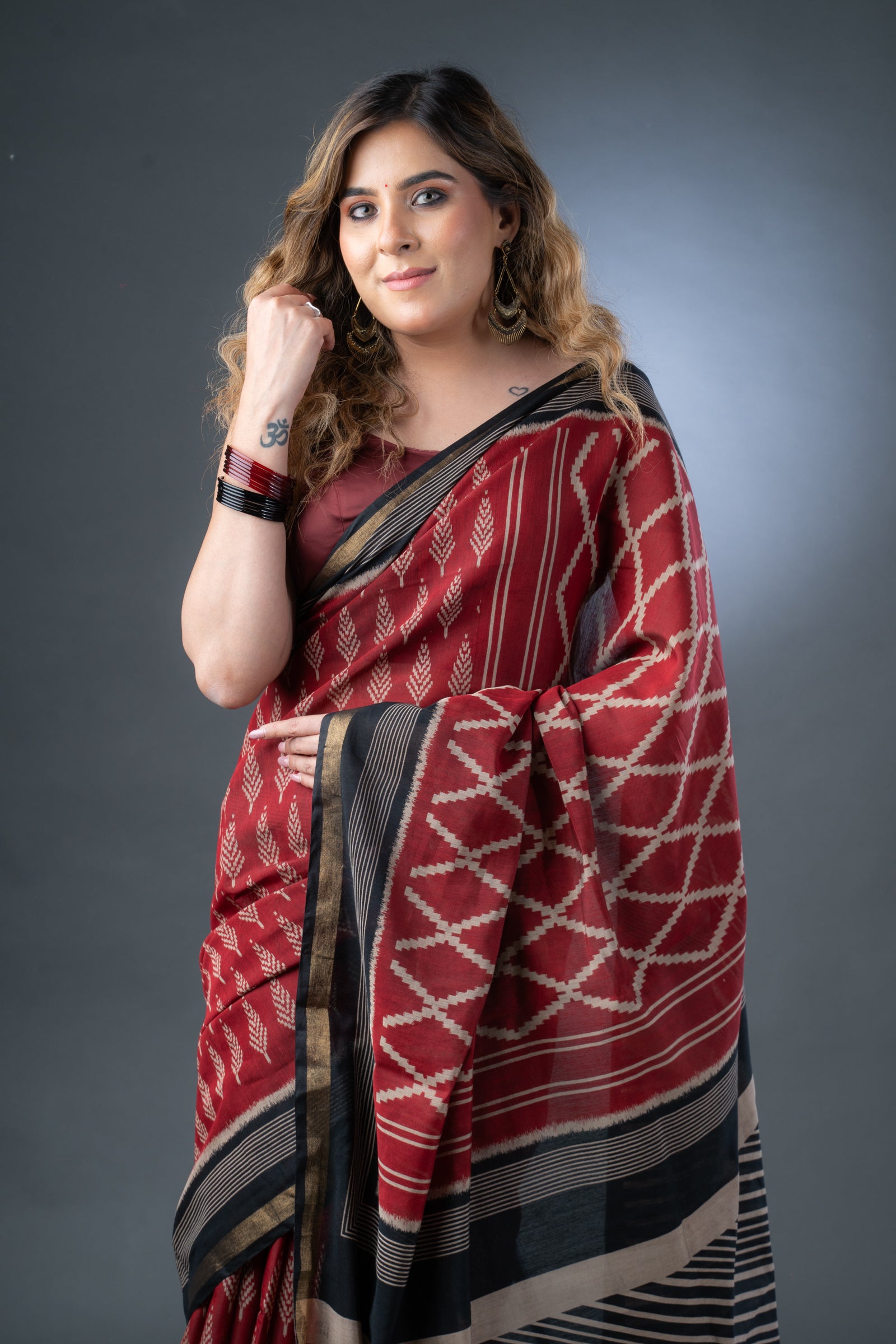 Cultural Essence Maroon and Black Maheshwari Silk Saree